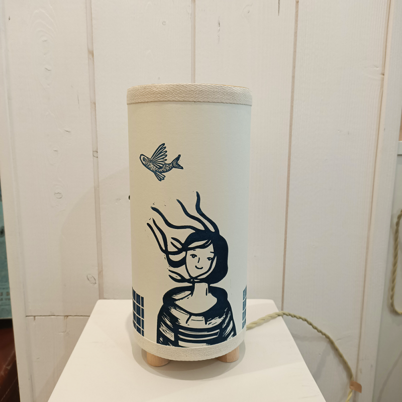 Lino Lino - Jeune fille cheveux au vent et poisson volant - vu de devant éteint Lino Lino - Jeune fille cheveux au vent et poisson volant - vu de devant éteint
