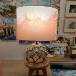 Lampe à poser/de chevet - Décor ciel orange et mouettes et pied boule en verre flotteur - allumée
