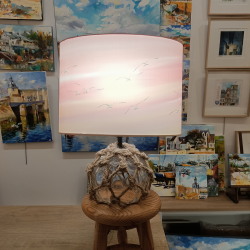 Lampe à poser/de chevet - Décor ciel rose et mouettes et pied boule en verre flotteur - allumé