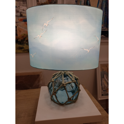 Lampe à poser/de chevet - Décor ciel bleu et mouettes et pied boule en verre flotteur - allumée