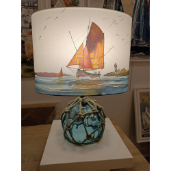 Lampe à poser/de chevet - Décor bateau de pêche et pied flotteur en verre bleu - éteinte