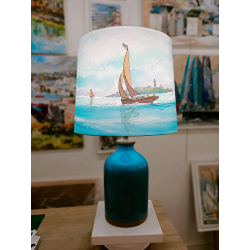 Lampe de salon - Décor bateaux, phare et pied haut céramique bleu et marron - allumée