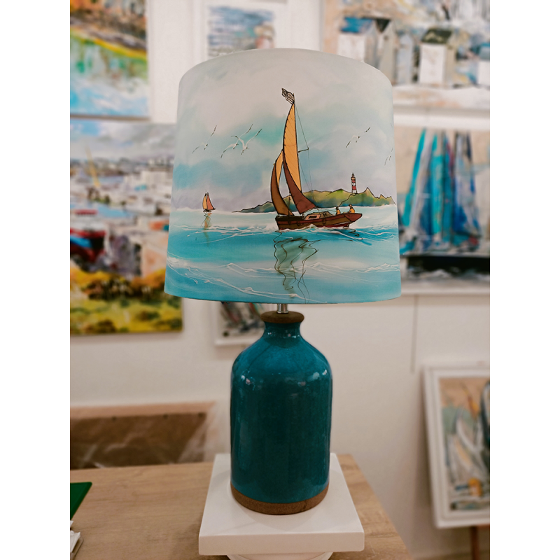 Lampe de salon - Décor bateaux, phare et pied céramique bleu et marron - zoom