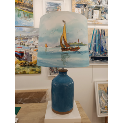 Lampe de salon - Décor bateaux, phare et pied haut céramique bleu et marron - éteinte