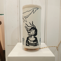 LinoLino - Jeune fille cheveux au vent et une baleine - Taille S - éteint