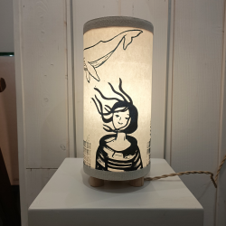 LinoLino - Jeune fille cheveux au vent et une baleine - Taille S - allumé