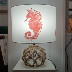 Lampe à poser - décor hippocampe et pied en verre  allumé