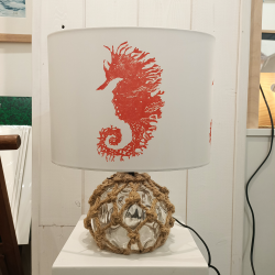 Lampe à poser - décor hippocampe et pied en verre éteint